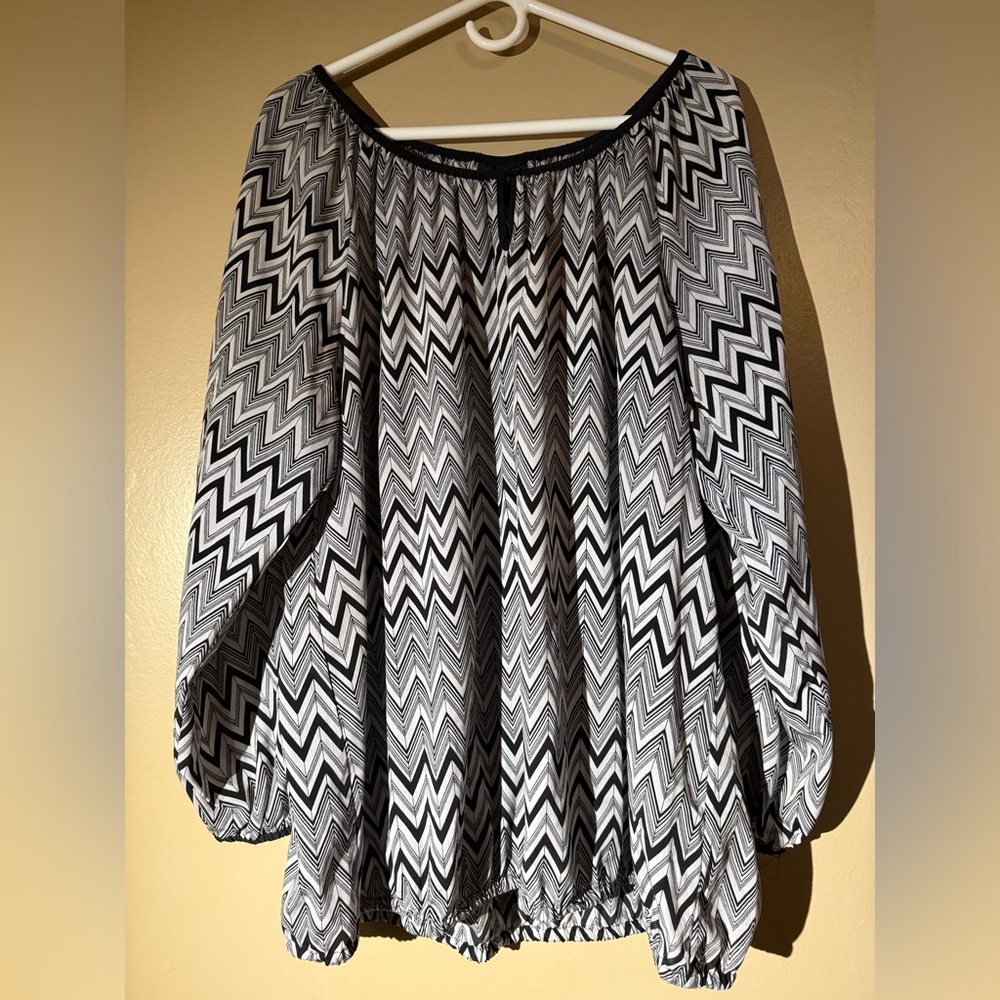 Preloved in great condition 
Lane Bryant long sleeved blouse size 22/24W